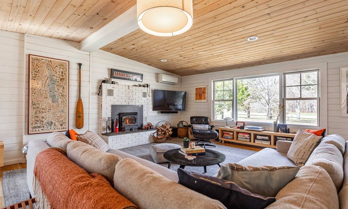 Saugerties House | Blue Mountain Cabin - Saugerties Gem with Hot Tub