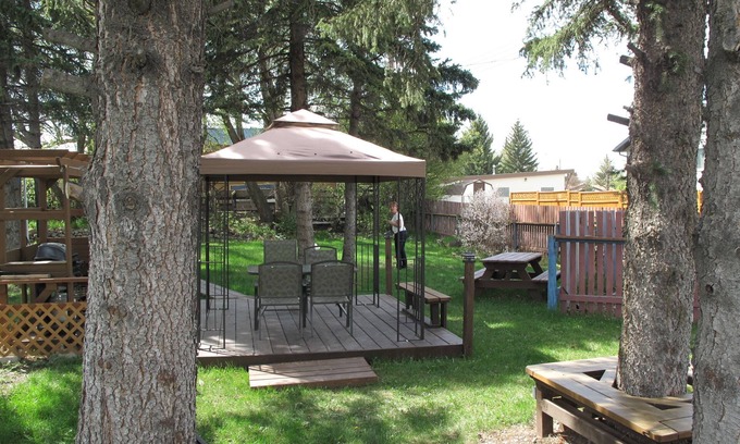 Pincher Creek Hotel | Blue Mountain Motel