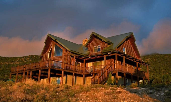 Newcastle House | Blue Mountain Ranch | 7 Bedrooms | Sleeps 20