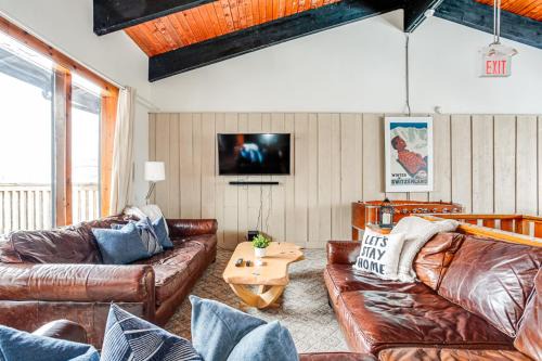 The Blue Mountains Ski Chalet | Blue Mtn Chalet with a Sauna, Sleeps 20