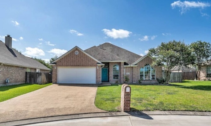 Wellborn House | Blue Oasis Close to Kyle Fieldn