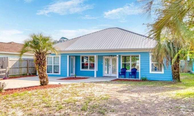 Holiday Beach House | Blue Oasis Private Home | 4 Bedrooms Sleeps 9 | Short Walk to the Beach