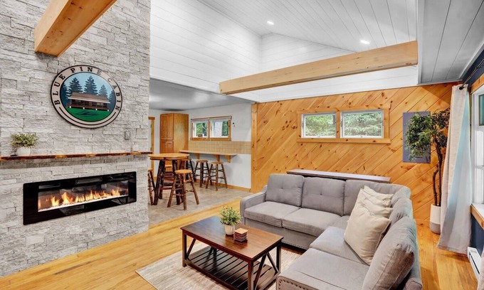Pocohanna Cabin Colony Cabin | Blue Pine Cabin | Central Pocono Modern w/Hot Tub