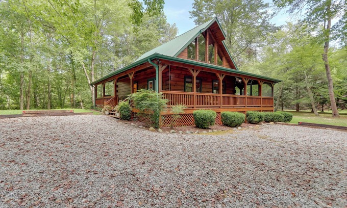 Blue Ridge Cabin | Blue Ridge Cabin Rental w/Hot Tub & Creek Access!