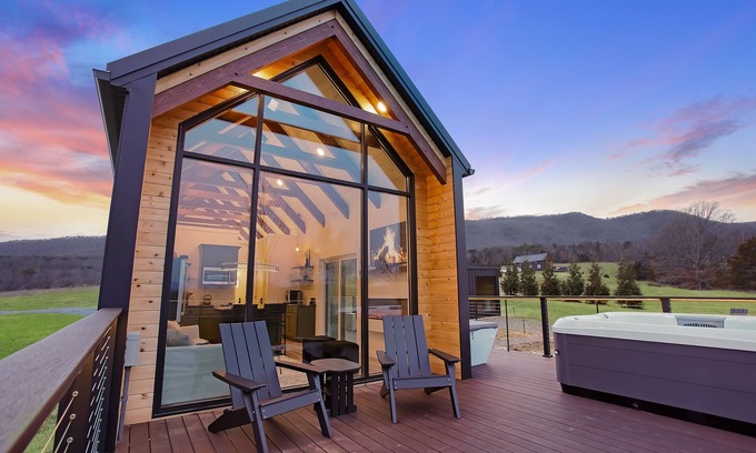 Shenandoah Cabin | Blue Ridge Mini Lux Retreat 2 w/HOT TUB, Sauna + Cold Plunge!