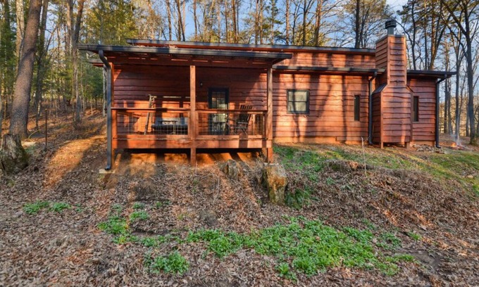 Dial Cabin | BLUE RIDGE MOUNTAINS BARNDOMINIUM nCozy 2-bedroom cabin in charming Cherry Log