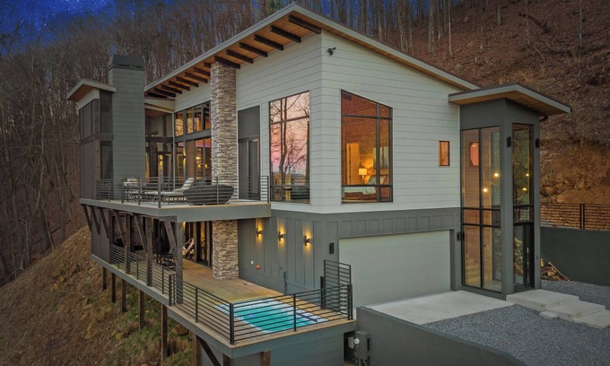 Ridges Over the Lake Cabin | Blue Ridge Ultra Luxury with Stunning Mountain & Lake Views, Near Aska & Marina