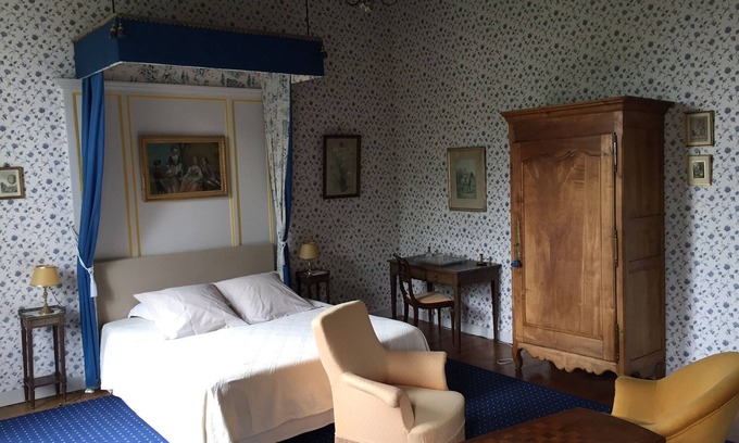 Asnieres-en-Bessin House | Blue room Le Château d'Asnières en Bessin - Omaha Beach