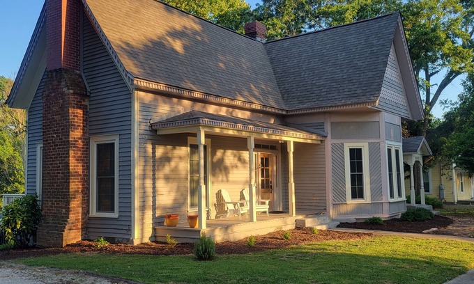 Hartwell House | Blue Rose Bungalow: Downtown vibe w/1896 charm. Lake Life. Gym. Kitchen. Parking