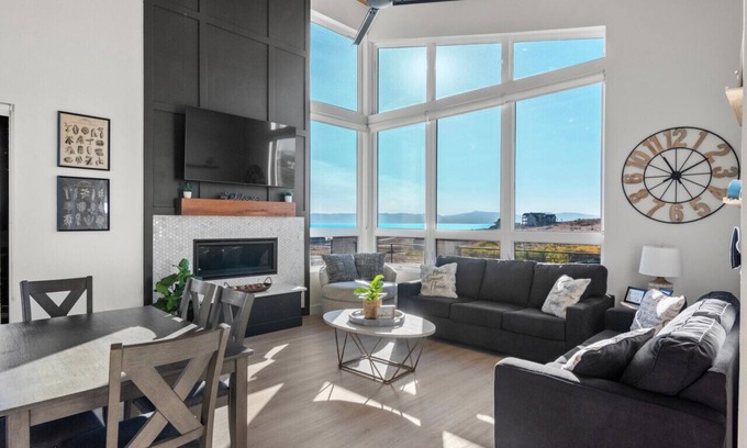 Fish Haven House | Blue Sage Modern Sleeps 27 with Pickleball and Theater