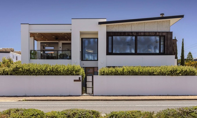 Henley Beach South House | Blue Sea/Sun Sand Surf: Henley Beach Luxe/4BR