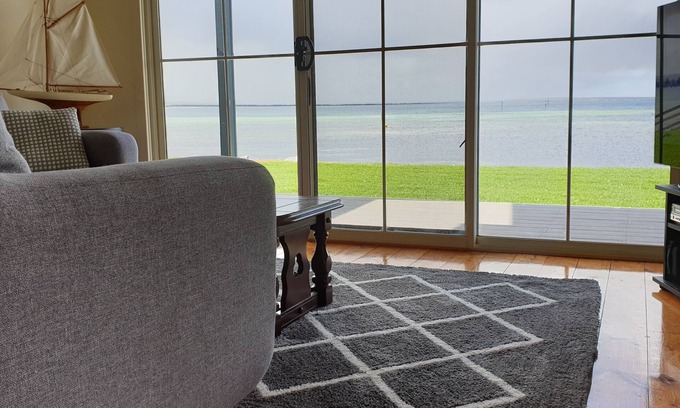 Tumby Bay House | Blue Seas provides absolute beach front in the heart of Tumby Bay