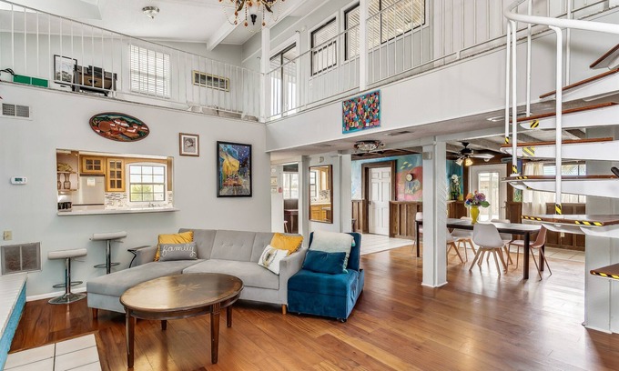 Villa Segunda House | Blue Seashell! Comfort & Convenience Two Blocks from Gulf! Classic Beach Home!