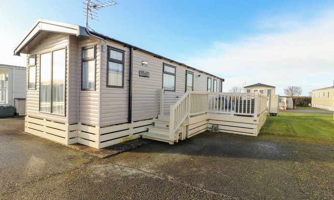 Dinas Cottage | BLUE SKIES, pet friendly, country holiday cottage in Caernarfon