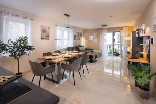 Huzenbach Apartment | Blue Sky Flat, Apartment, 73qm, 4-6 Personen, Neubau Süd-Balkon mit Lounge-Möbeln, Schwarzwald-PLUS inkl 80 Gratis-Attraktionen täglich