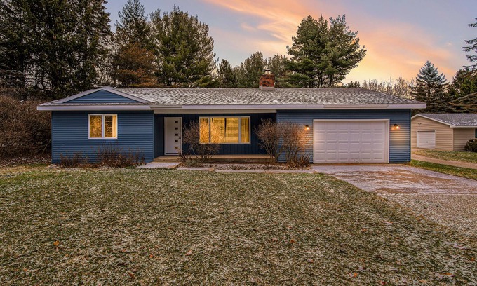 Alden House | BLUE SPRUCE COTTAGE - Modern Lake House w/shared Frontage on Thayer Lake