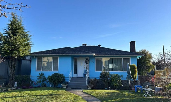 Marpole House | Blue Vintage Villa Near Skytrain at 61st & Cambie