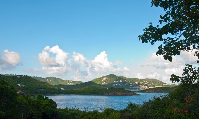 Estate Western Water Island Apartment | Blue Vista Too: Oceanfront Apartment, Central Location