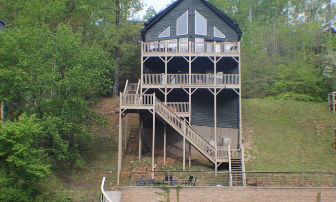 Lakeside Estates House | "Blue Water Lodge" Jump'n Bridge, billiards, hot tub, dock, community pool