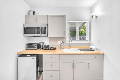 Dania Beach House | Blue Wave Bungalow - 1 1 - Stylish