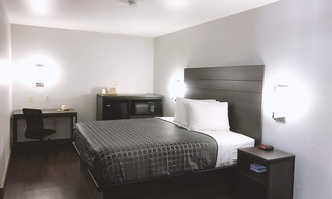 Arena District Hotel | Blue Way Inn By Jasper Near Frost Bank Center -1 King Bed Non Smoking