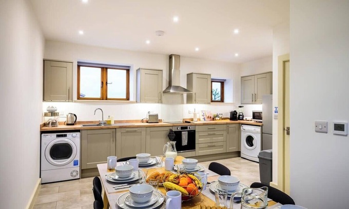 Wollerton Apartment | Bluebell Barn: Hot Tub, Games Room, Pets Welcome