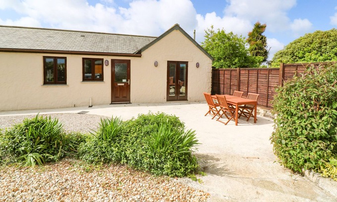 Rosudgeon House | BLUEBELL BARN, pet friendly, character holiday cottage in Rosudgeon