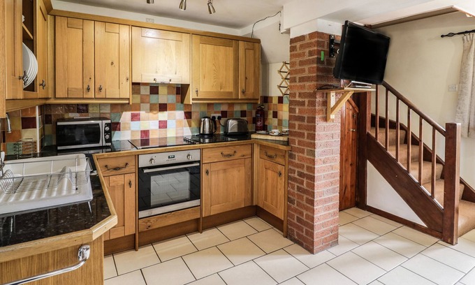 Little Cowarne Cottage | BLUEBELL COTTAGE FARM STAY, romantic, with a garden in Leominster