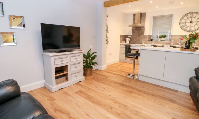 New Mills Cottage | BLUEBELL COTTAGE, family friendly, with a garden in New Mills