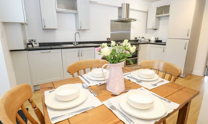 Selby Cottage | BLUEBELL COTTAGE, pet friendly, with a garden in Brayton