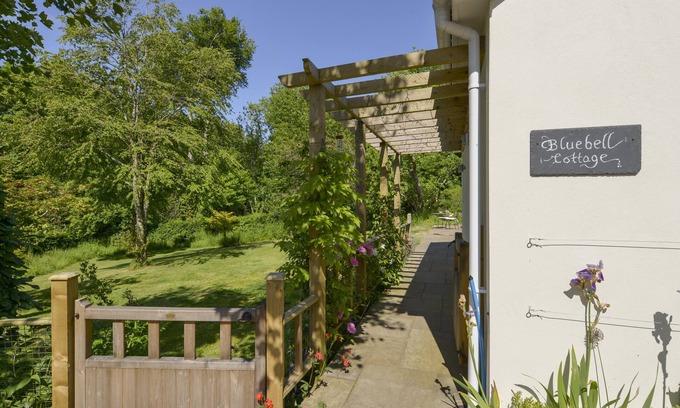 Mary Tavy Cottage | BLUEBELL COTTAGE, pet friendly, with a garden in Mary Tavy