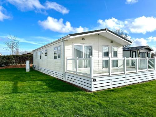 South Cerney House | Bluebell Lodge, Dog Friendly