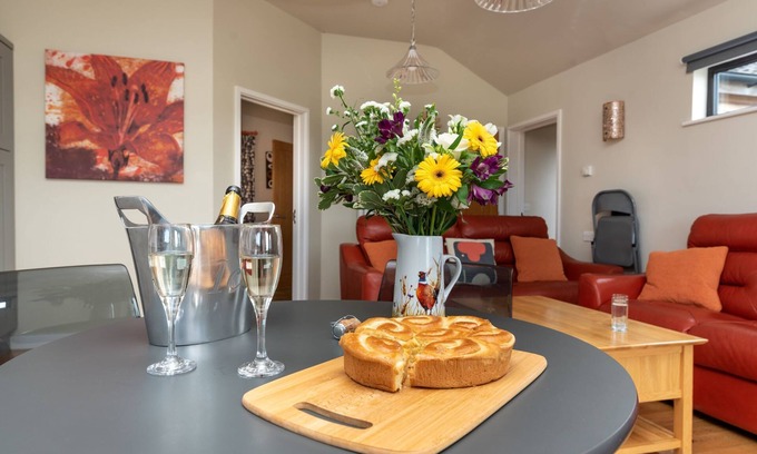 Cheddar Cabin | Bluebell Lodge - Sleeps 4/5 with Private Hot Tub