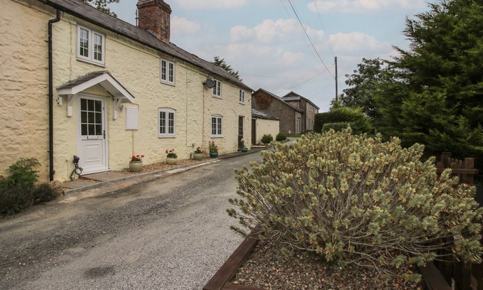 Shelve Cottage | BLUEBELL'S COTTAGE, family friendly, with open fire in Minsterley
