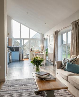Bruton House | Blueberry Barn, light and airy barn conversion near Bruton