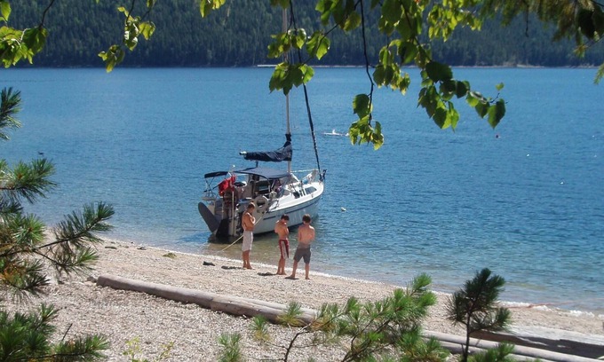 Albas Cottage | Blueberry Springs on Shuswap Lake.