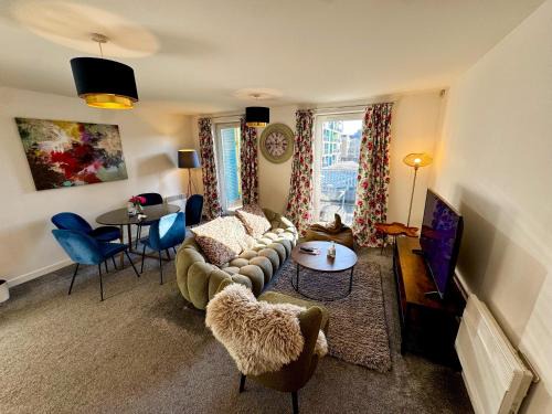 Cambridge Apartment | Blueberry Tree Apartment with Balcony by TrainStation