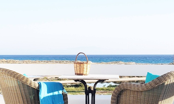 Mikri Vigla House | Blueberry Villa: 3 bedrooms + Hot tub, stunning beach view, sleeps 6