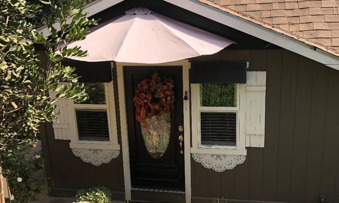 Vista House | Bluebird Cottage a French Country Experience