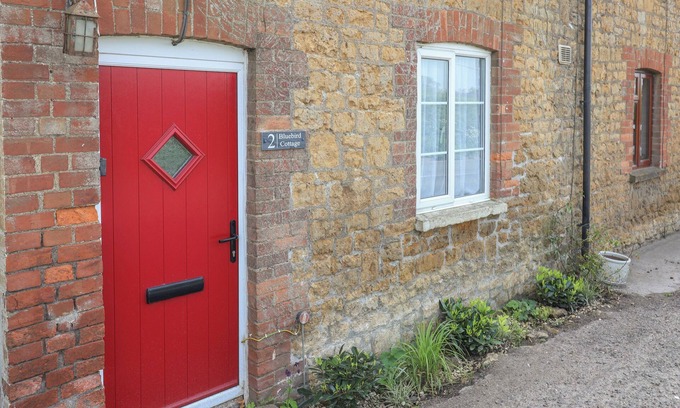 Castle Cary Cottage | BLUEBIRD COTTAGE, pet friendly, with a garden in Castle Cary