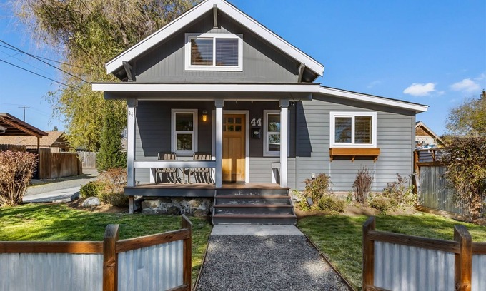 Old Bend House | Bluebird Day - Lakewood Cottage