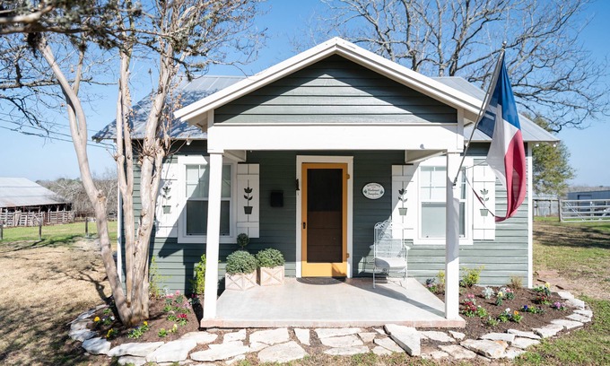 Burton House | Bluebonnet Bungalow near Roundtop 1940s farmhouse with 2022 comfort