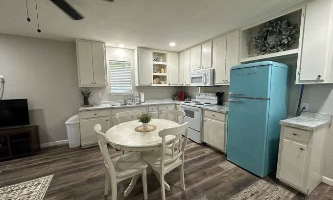 West Tawakoni House | Bluebonnet Cottages by the Lake - Cabin 8