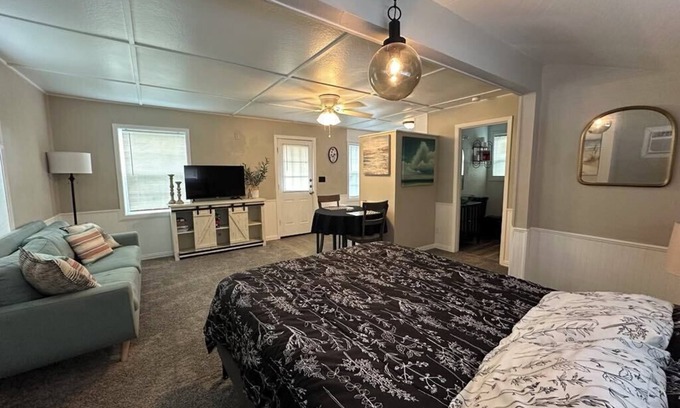 Quinlan Cabin | Bluebonnet Cottages by the Lake - Cabin 6