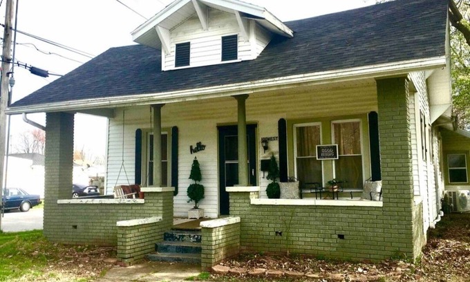 Owensboro House | Bluegrass Bungalow 2 bedrooms with large porch