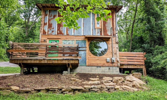 Chattanooga Cabin | Bluegrass Highway ~ Creek & River Nearby ~ 8 Miles to Downtown