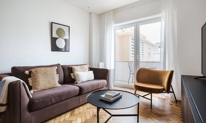 Alvalade Apartment | Blueground | Alvalade, balcony, elev, a/c & washer
