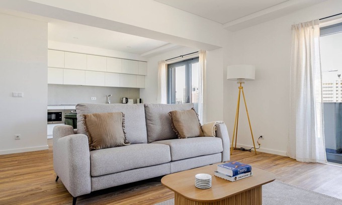 Casal da Ladeira Apartment | Blueground | Alvalade, balcony, nr Campo Pequeno