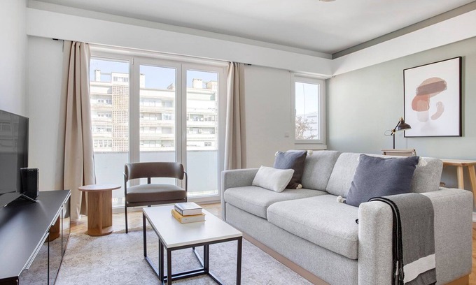 Alvalade Apartment | Blueground | Alvalade, furnished + terrace