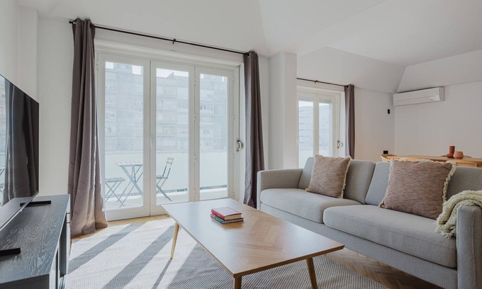 Alvalade Apartment | Blueground | Alvalade, washer, a/c, furniture